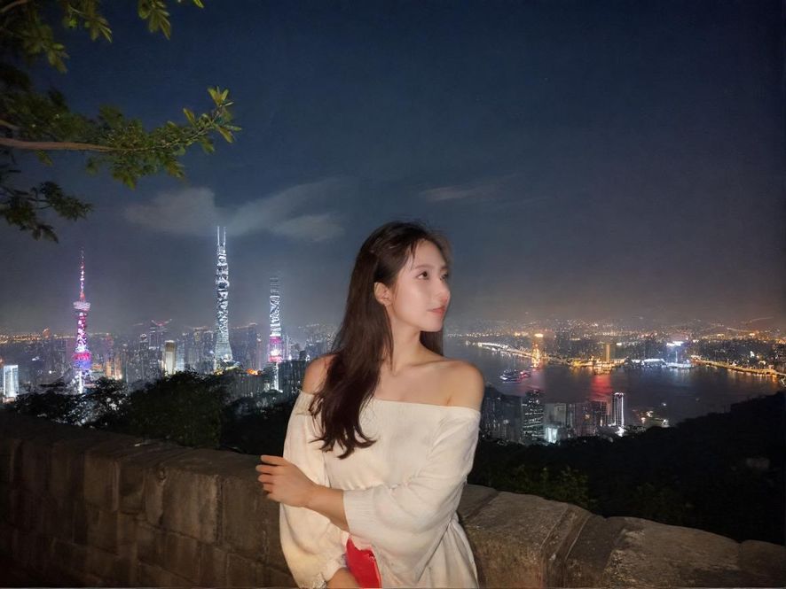 夜晚灯光下的休闲会所入口