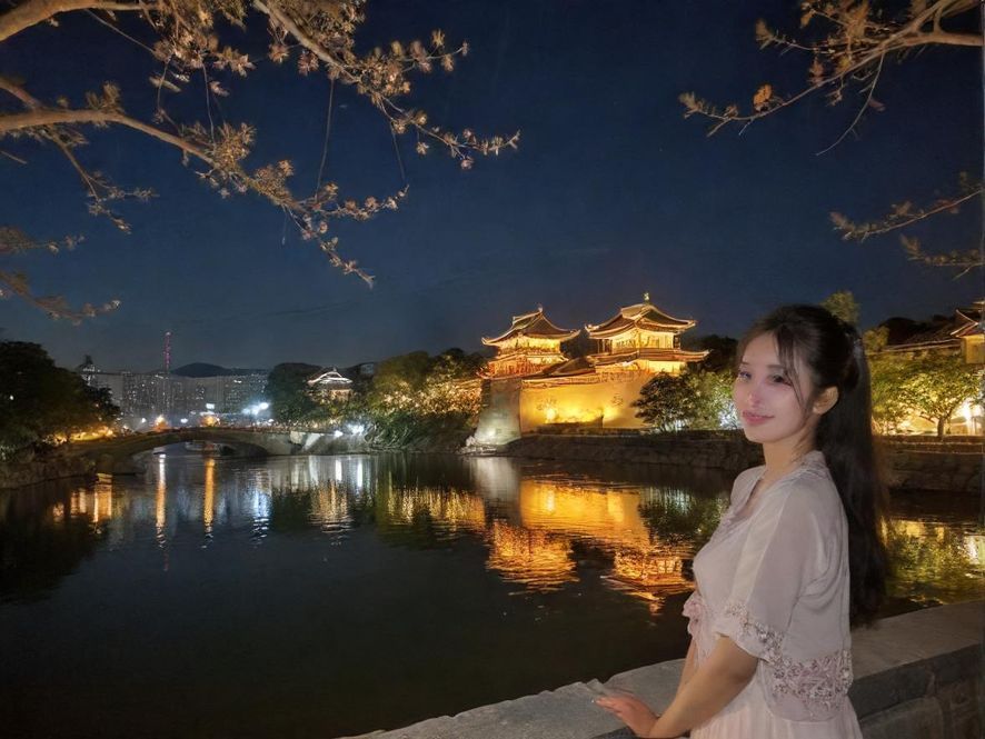 都市夜景中的桑拿会所外观