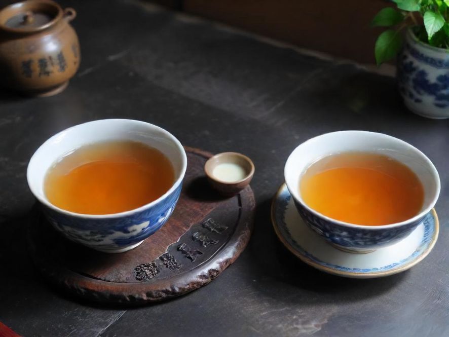 一位老师在广州雅致茶馆中放松品茶的侧影