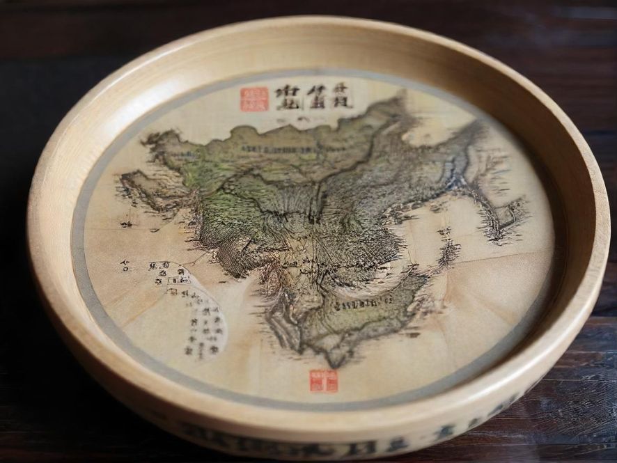 一位顾客坐在51茶馆的舒适角落,背对镜头,享受着品茗的宁静时光。