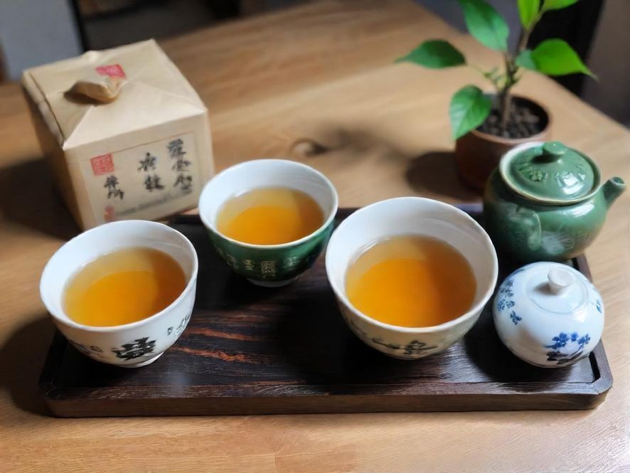 一位茶艺师正在专注地泡茶,特写镜头下,柔和的光线打在她优雅的双手和精致的茶具上,背景是现代风格的茶馆。